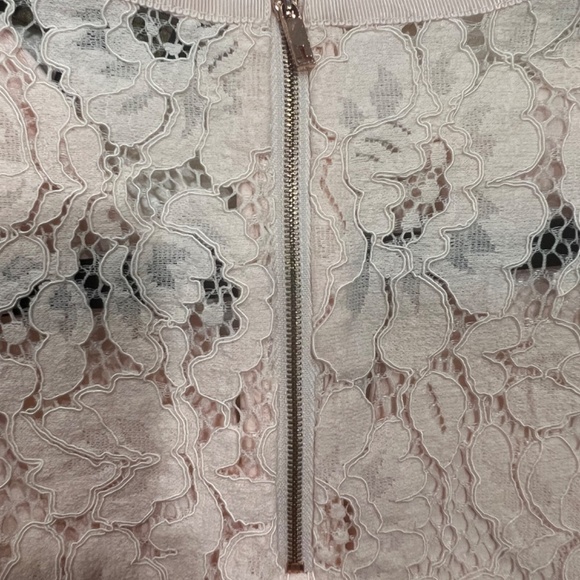 Ted Baker pink lace top.   02: like a medium 35$ - Picture 4 of 7